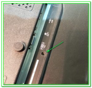 спрятанный винт под наклейкой