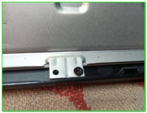 саморезы в нижней части рамки