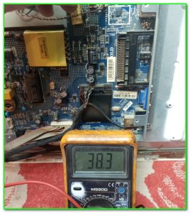 измеряем напряжение на выходе драйвера подсветки