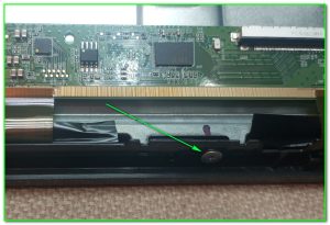 винтовое крепление рамки в нижней части